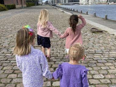 Fire børn går på bryggen